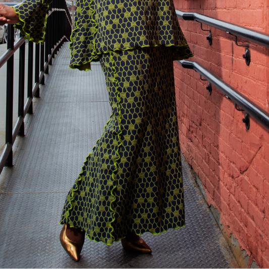 Kick back pull on overlock details skirt