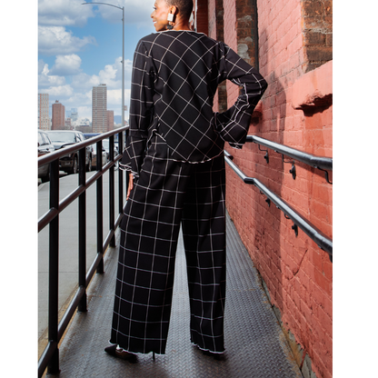Loose hem pull on overlock details knit pant