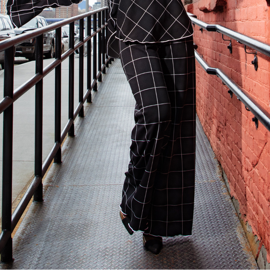 Loose hem pull on overlock details knit pant