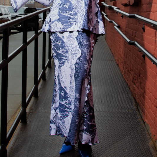 Dramatic kick back pull on overlock details skirt