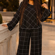 Loose hem pull on overlock details knit pant