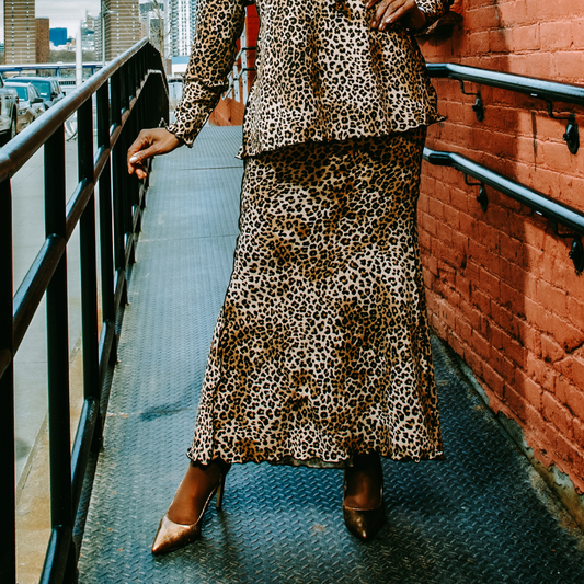 Dramatic kick back black overlock details pull on knit skirt